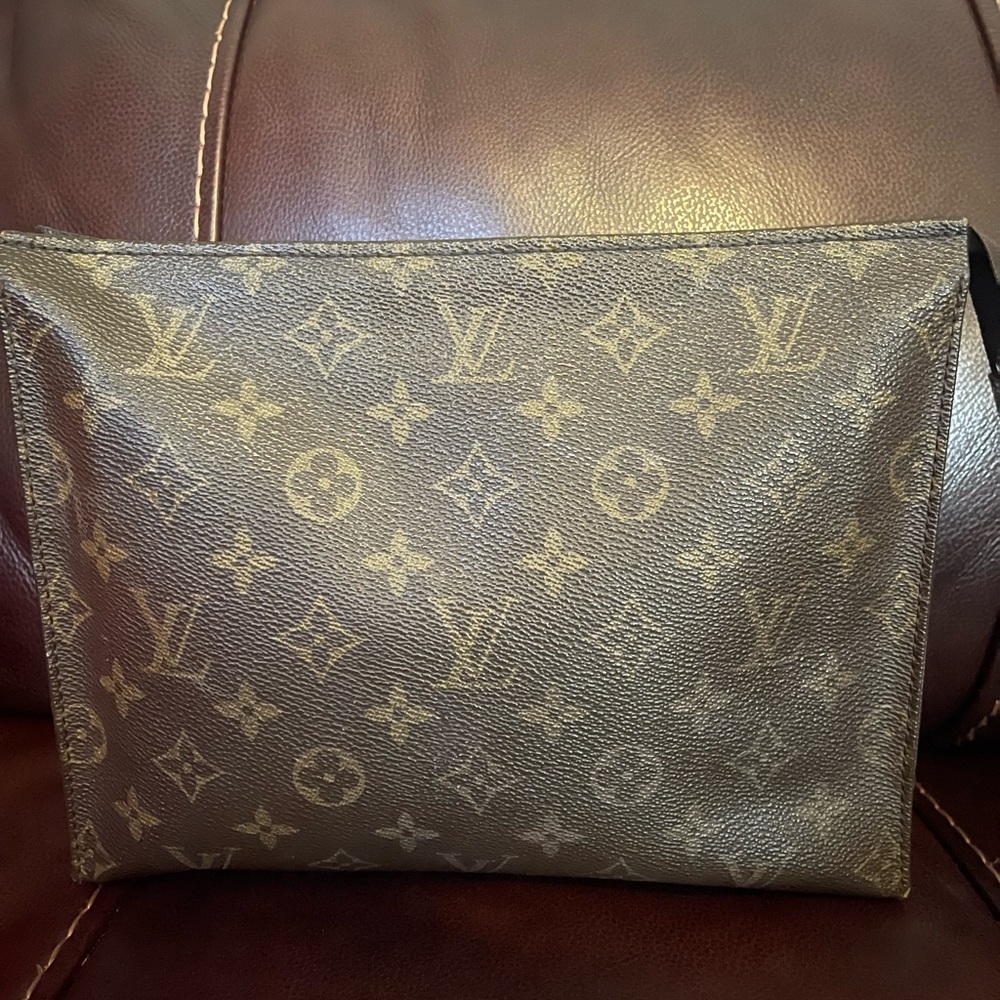 Authenticated Louis Vuitton Toiletry 26